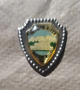 Locomotora de tren Russian River Duncan Mills recuerdo de viaje solapa pin California - Imagen 1 de 3