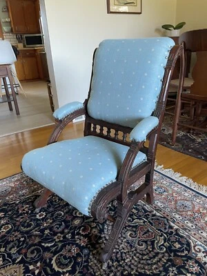 Антикварное кресло для гостиной 19 века Eastlake с резной ореховой обивкой и подлокотниками - Изображение 1 из 4