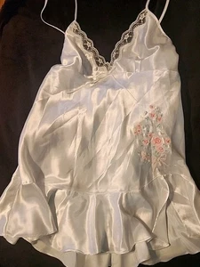 NEU Vintage Cinema Etoile weiß Satin Babydoll Nachthemd Spitze bestickt M 2 Stück - Bild 1 von 10