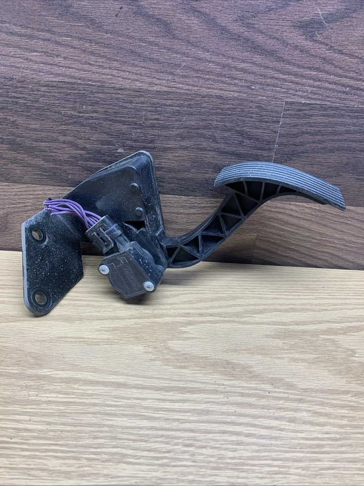 International Accelerator Pedal (2592857C91, 3828434C91, 6121133C1) SHIPS FREE - Image 1 of 4