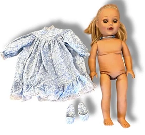 Muñeca Madame Alexander, Muñeca 18" Cabello Rubio y Ojos Azules con Camisón y Zapatillas - Imagen 1 de 11