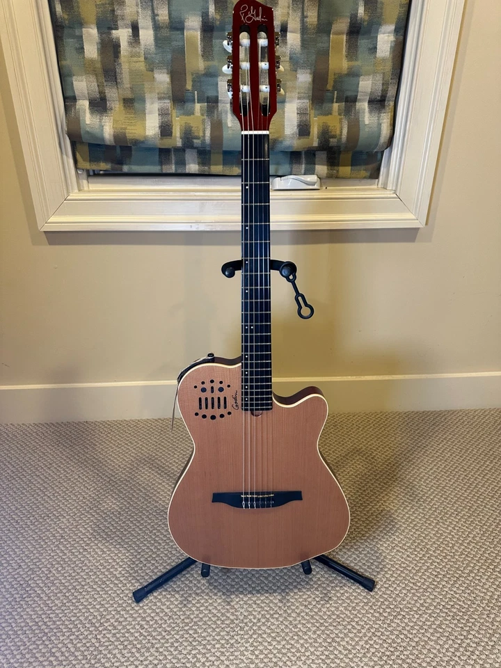 Guitarra eléctrica acústica natural Godin ACS-SA delgada de nailon con tapa de cedro Foto 1 de 4