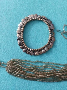 Geborgenes goldenes Schmuckset, 2 einzigartige Armbänder, Lotus Haarspange - Bild 1 von 15