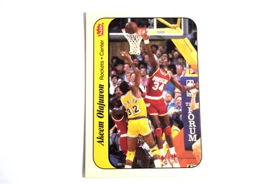 1986-87 AKEEM OLAJUWON FLEER PEGATINA DE BALONCESTO #9 (marcas en la parte posterior) ¡limpia delantera! Foto 1 de 2