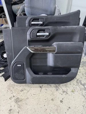 2019-2022 CHEVROLET SILVERADO 1500 FRONT RIGHT DOOR PANEL OEM 84982416 BLACK_H0U - Image 1 of 3