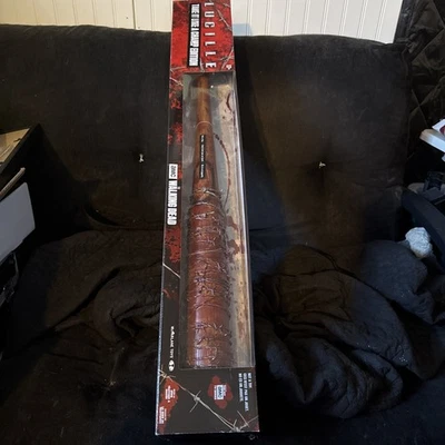 McFarlane Toys The Walking Dead Lucille réplica murciélago tómalo como un campeón edición Foto 1 de 2