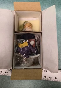 Vintage Berta Hummel "Stocking for Dolly" Puppe - Ashton Drake Galleries - Herkunft - Bild 1 von 20