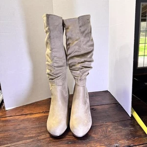 Journee Collection Damen Haze-Weitschaft Keilabsatz Elegant Stiefel Größe 8 Neu Stein - Bild 1 von 7