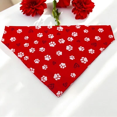 Bandana para perro del día de San Valentín sobre el cuello Patas de San Valentín Corazones Diapositiva  Foto 1 de 4