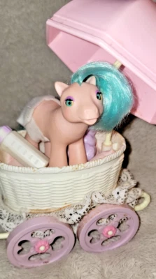 VINTAGE MY LITTLE PONY BEBÊ PÔNEI EM CARRINHO DE BEBÊ CARRINHO COM MAMADEIRA E PENTE - Imagem 1 de 4