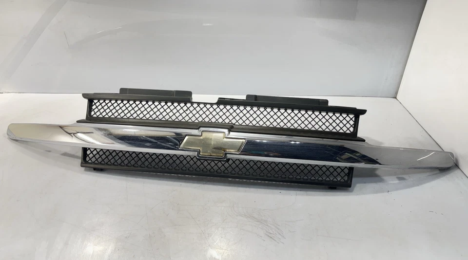 PANEL DE PARRILLA DELANTERA CHEVY TRAILBLAZER 2002-2009 10358107 ORIGINAL FABRICANTE ORIGINAL USADO PIEZA GM Foto 1 de 4