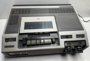 RARO MODELO VHS/VCR MAGNAVOX DE COLECCIÓN CARGA SUPERIOR VR8310BK01 CON RELOJ Funciona - Imagen 1 de 9