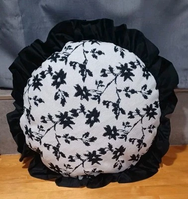 Almohada redonda floral blanca y negra con volantes Tepestry Foto 1 de 4
