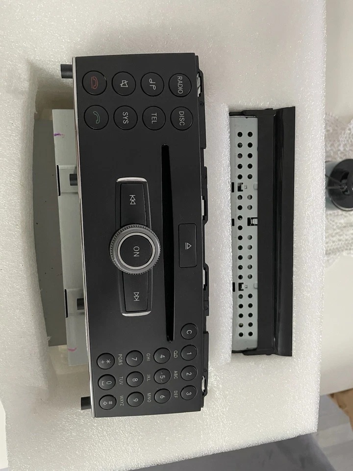 Autoradio W204 C-Klasse Limo Kombi CD Radio Navi  Mercedes Original - Bild 1 von 4