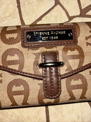 Cartera de lona ETIENNE AIGNER monograma logotipo firma marrón y tostado triple 4"x 8" Foto 1 de 4