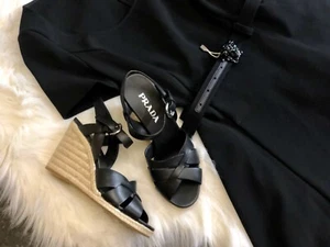 Neu im Karton 720 $ Prada schwarze Leder-Espadrilles mit Keilabsatz - Bild 1 von 6