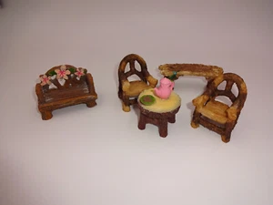 5 Pc Patio Outdoor Faux Wood Dollhouse Furniture Chairs Benches Table Teapot Lot - Bild 1 von 4