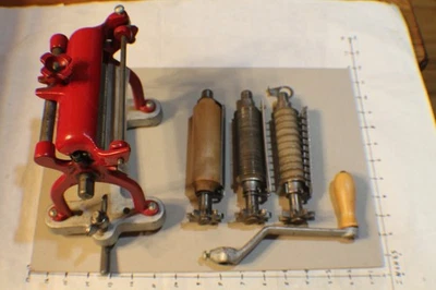 Antigua máquina de pasta roja de hierro fundido Vitantonio rara manivela con 3 ruedas de pasta Foto 1 de 4
