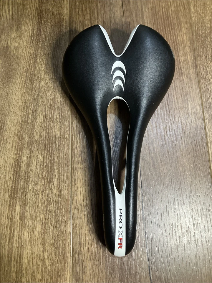 Asiento de sillín Forte Pro XFR CrN Ti rieles de aleación negro blanco, usado Foto 1 de 4