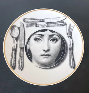 Plato de cena de cerámica Julia de Fornasetti para Rosenthal - Imagen 1 de 10