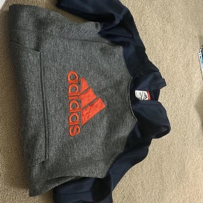 Moletom pulôver Adidas masculino cinza escuro azul e vermelho com capuz tamanho grande 14-16 - Imagem 1 de 3