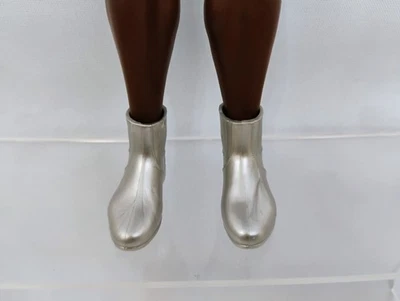 Barbie Ken Moda Muñeca Ropa Botas Plateadas Buen Estado Limpio Foto 1 de 4