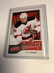 Victory Adam Larsson 2011-12 novato #298 radiocontrol - Imagen 1 de 2