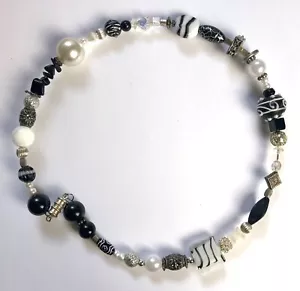 Collana perle vintage vetro artistico lampwork bianco e nero chiusura a botte filo di memoria - Foto 1 di 4