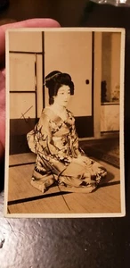 Foto japonesa de la Segunda Guerra Mundial de niña geisha usando kimono autografiado coleccionable - Imagen 1 de 3