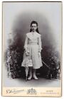 Fotografia S. Weitzmann, Wiedeń, portret dziewczyny Pauline Haider w białej sukience  