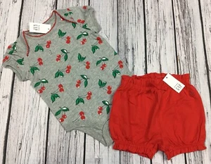 Baby Gap Mädchen 6-12 Monate Kirsche Shirt & rote Shorts Outfit. Neu mit Etikett - Bild 1 von 3
