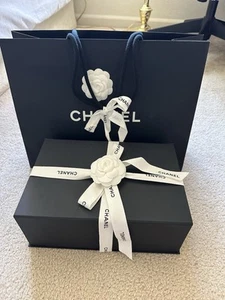 Confezione regalo Chanel. Ottimo per borsa piccola. Vedi foto per taglia.usato - Foto 1 di 8
