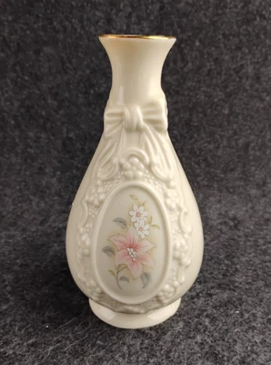 Jarrón vintage de marfil en porcelana de marfil floral en bas relief con cinta camafeo Foto 1 de 4