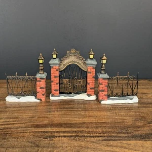 2003 Grandeur Noel Victorian Village 3 Piece Gate Entrance Lamp Post Wall - Picture 1 of 13