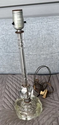 Lámpara de acento vintage de vidrio grabado de vidrio estilo victoriano Foto 1 de 4