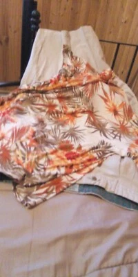 Completo donna pantaloni beige e maglietta fantasia - Immagine 1 di 4