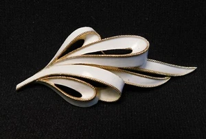Vintage Trifari Gold Tone White Enamel Feather Shape Brooch Pin 3.5" - Picture 1 of 6