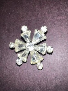Broche prendedor vintage de 1 1/4" con flores Starburst de diamantes de imitación tono plateado - Imagen 1 de 4