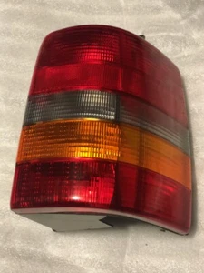 Jeep Grand Cherokee 1993-1998 luz trasera pasajero derecho freno # 55155734AA - Imagen 1 de 3