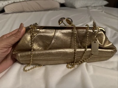 Bolso sin asas Coach Parker de cuero con bloqueo de beso metálico dorado Foto 1 de 4