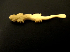 WATER BUFFALO BONE BALI ANTIQUE VTG. SPOON LIZARD GECKO SALAMANDER CHARM-NEW - Picture 1 of 4
