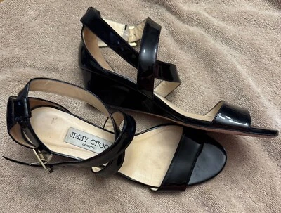 Sandálias anabela gatinho JIMMY CHOO preta patenteada tiracolo 37,5-7 - Imagem 1 de 4