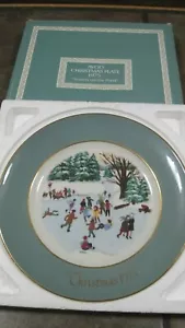 AVON CHRISTMAS PLATE ~ 1975 ~ SKATERS ON THE POND ~ WEDGWOOD ~ ENGLAND ~ EUC - Picture 1 of 4