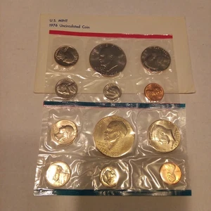 Official issue 1976 Bicentennial Type 2 US Mint Set Philadelphia & Denver BU - Picture 1 of 3