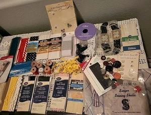 Lote de cinta sesgada de encaje y adornos de colección, Rick Rack, botones, apliques, etc. - Imagen 1 de 14