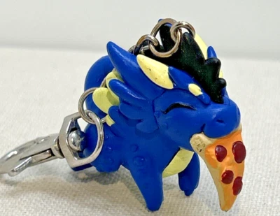 Mini Llavero Clip Mochila PEP Comer Pizza Dragón Azul Dragones y Bestias Foto 1 de 4