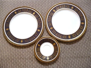 2 X ROYAL DOULTON DORCHESTER (H5148) PIATTI 27 CM + 1 X PIATTINO - Foto 1 di 3