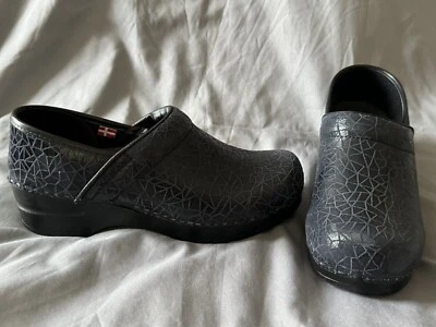 Tamancos femininos profissionais Sanita preto em relevo 38 6.5-7 EXCELENTE SEM ETIQUETAS craquelamento - Imagem 1 de 4