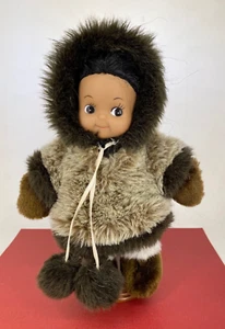 Vintage Kipmik 1980s ☆ Inuit Eskimo ☆ Doll in Native Outfit with Stand - Alaska - Picture 1 of 6