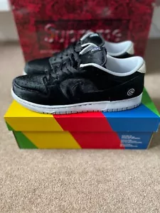 Nike Sb Dunk Low X Medicom UK10.5 **Stock esaurito** taglia unica - Foto 1 di 7